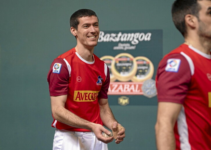 Beñat Rezusta, irribarretsu, Binakako finalerako egindako material aukeraketan.