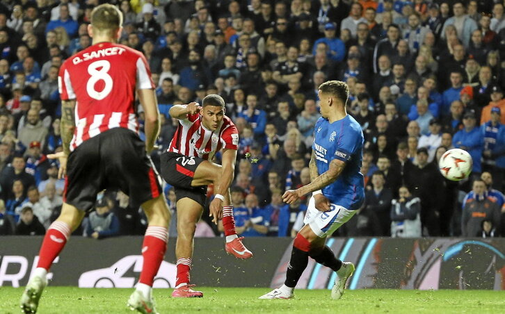 Maroan Sannadi, en la imagen disparando a puerta ante el Rangers en Glasgow, asume que los goles llegarán.