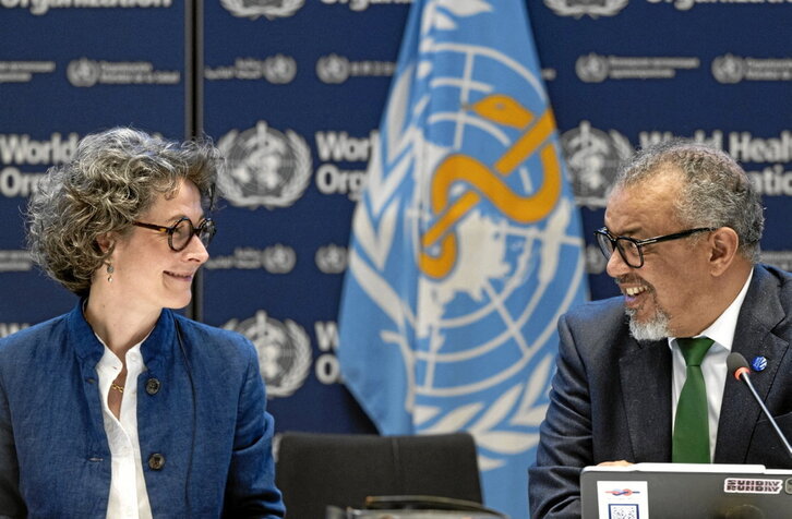 La francesa Anne-Claire Amprou y Tedros Adhanom Ghebreyesus, tras lograr el acuerdo.