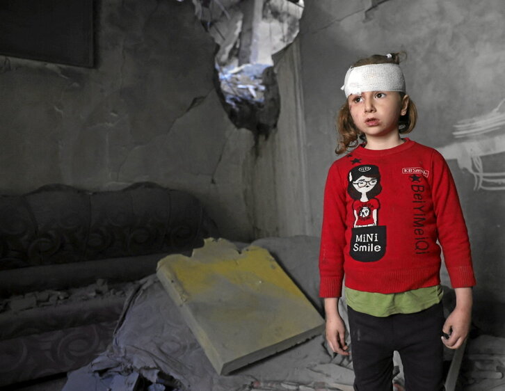 Una niña herida, entre las ruinas de su casa, tras otra noche de bombardeos israelíes.