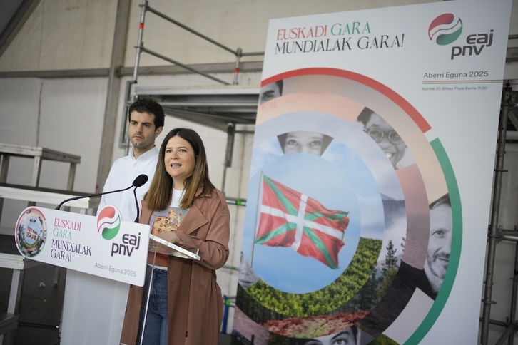 La secretaria del Euzkadi Buru Batzar Maitane Ipiñazar y el burukide Javier Ollo.