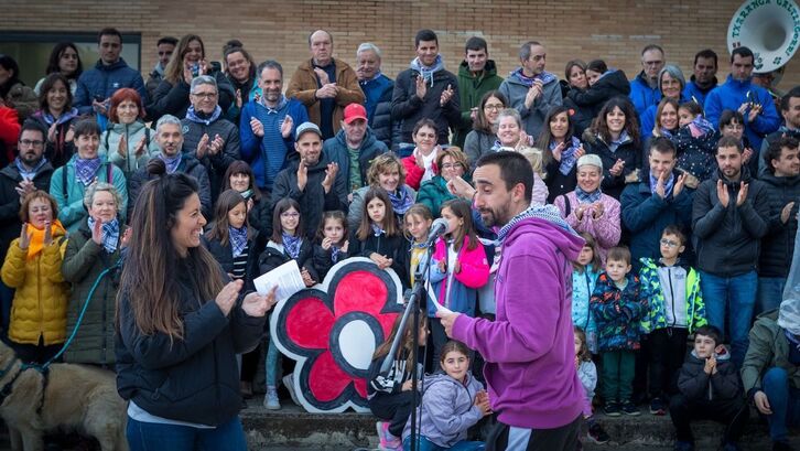 Zizurren kolektibo eta norbanako hauek eginiko agerraldia.