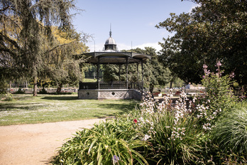 «1919ko irailak 21. Arratsaldeko lauak dira. Josefek Baionako musika kioskora du Madeleinekiko hitzordua. Etorriko ote da?»