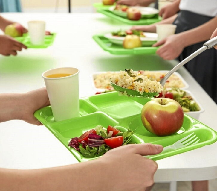 Fruta y verdura en un comedor escolar.