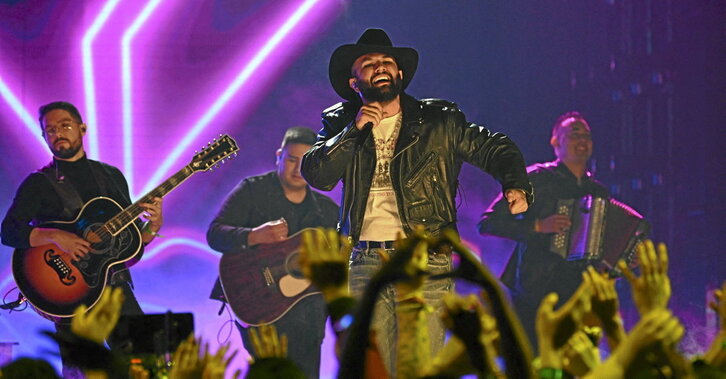 A la izquierda, el cantante mexicano Luis R. Conriquez durante una actuación en Miami el 23 de febrero de 2023. A su lado, la presidenta Claudia Sheinbaum en una conferencia en el Palacio Nacional el pasado día 14.