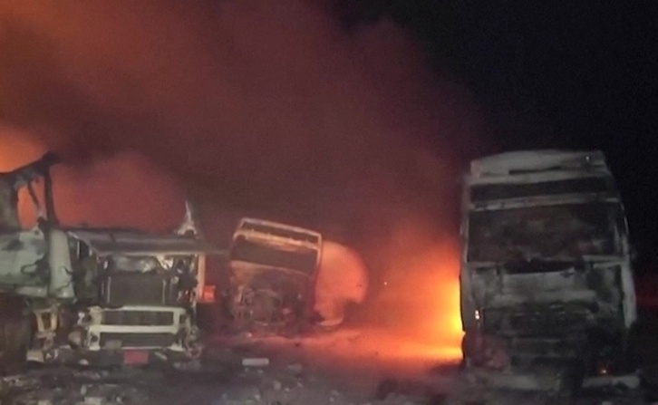 Imagen de televisión que muestra los efectos del bombardeo sobre el puerto.