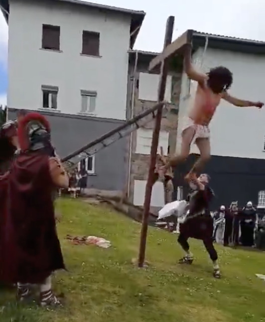El Jesucristo de Arkotxa ha tenido que saltar de la cruz en una secuencia que se ha hecho viral.