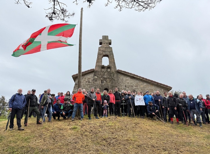 Esteban, junto a otros militantes y simpatizantes del PNV en la llamada al Aberri Eguna desde el monte Bizkargi, este sábado.