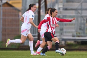 Nahikari conduce el balón ante Cometti