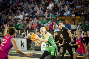 Mendizorrotza se ha llenado para empujar a Araski hacia la permanencia.