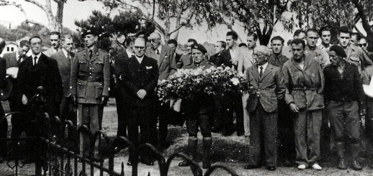 Eskuinean, Basabe, Abad, Urizar eta Etxegoien, Rothschildeko tiro entrenamenduan. Behean, Diana Rothschildeko gazteluan eta Rothschildeko komandoaren talde argazkia