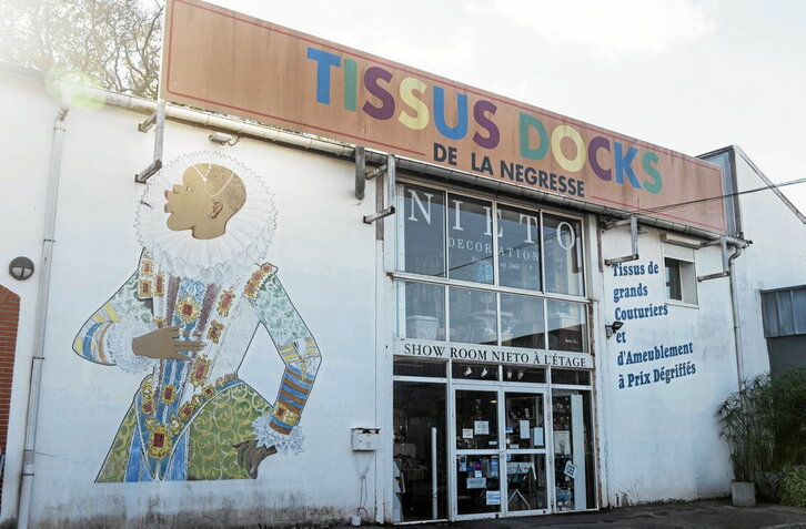 Un establecimiento del barrio conocido como La Negresse que utiliza la imagen de una mujer antillana como reclamo.