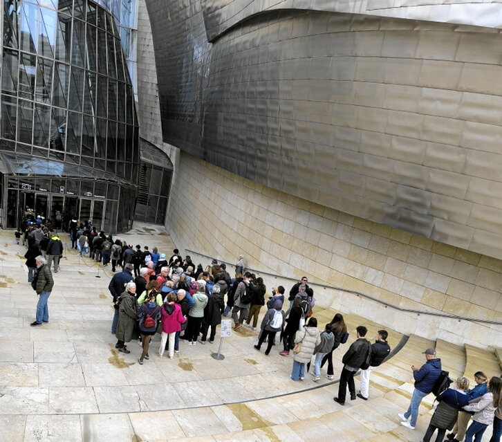 Bisitarien ilarak, ateak berrireki zituztenean.