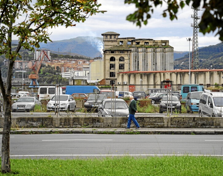Vista desde Zorrotza del edificio de la antigua harinera Grandes Molinos Vascos.
