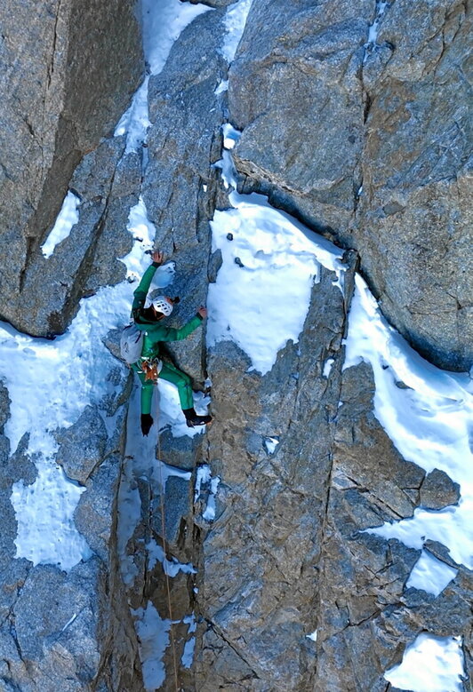 Billon eta Vedrinesen trilogiak ukitu berezia izan du. Eskuinean, Vedrines, parapentean, hegan egiten; bitarteko garbiak erabili ditu.