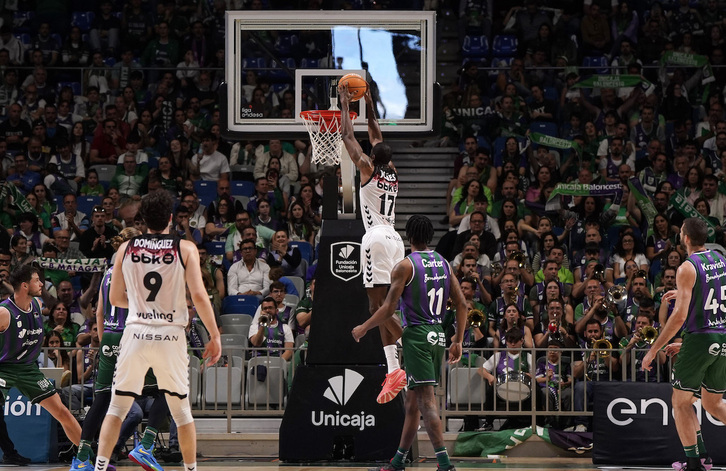 Jones se cuelga del aro ante Unicaja.