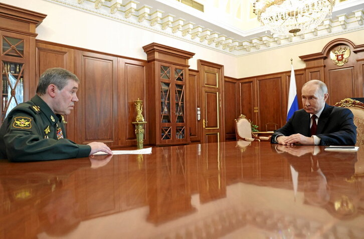 Putin ayer con el jefe del Estado Mayor, Valeri Guerásimov, antes de anunciar la tregua con motivo de la Pascua.