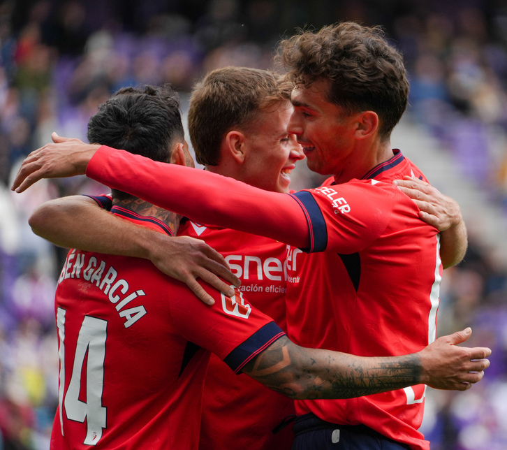 Pablo Ibáñez y Torró felicitan a Rubén García, asistente en el 0-1 y autor del 0-2
