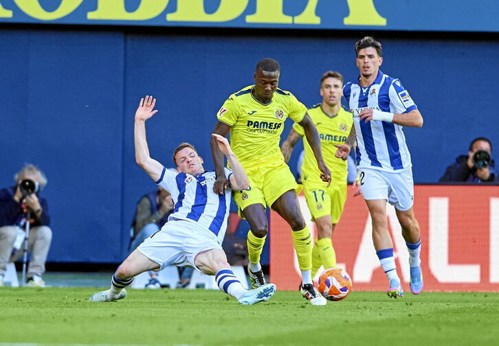 Sergio Gómez trata de frenar un nuevo avance del Villarreal hacia la meta de Remiro.