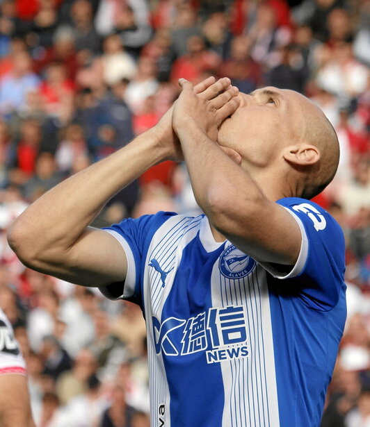 Guridi se lamenta en una jugada de la primera parte en el Sánchez Pizjuán.