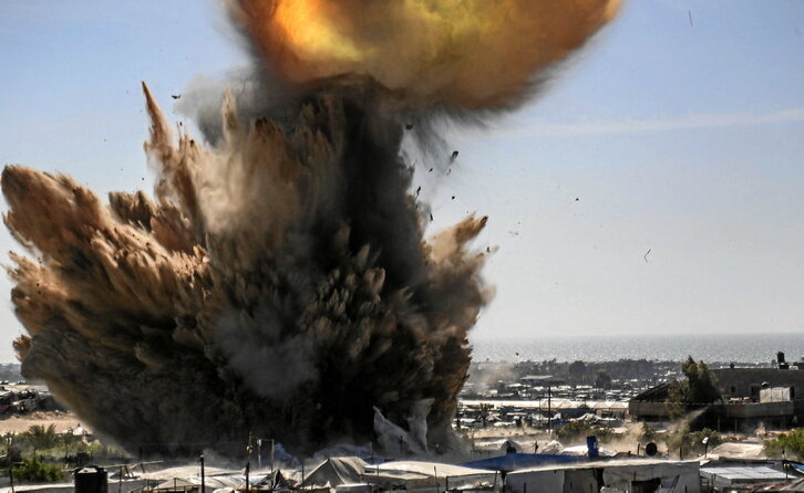 Bombardeo israelí contra las tiendas de desplazados en Jan Yunis.