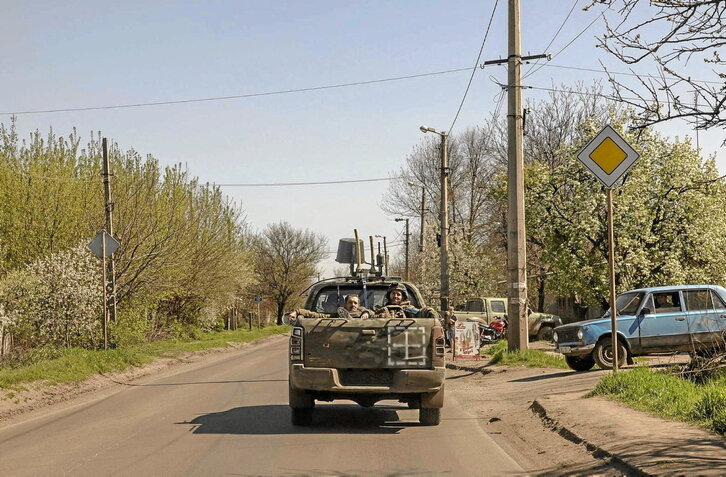 Soldados ucranianos en un vehículo en la región de Donetsk.