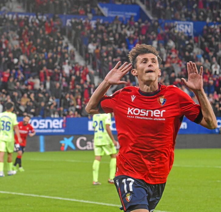 Ante Budimir celebra uno de los dos goles que le marcó en septiembre al Barça.