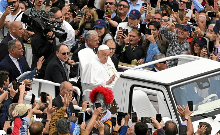 El papa Francisco saludó horas antes de su muerte a los fieles congregados en la plaza de San Pedro subido en el «papamóvil».