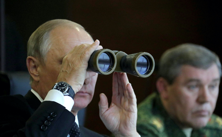 Vladimir Putin observa unos ejercicios militares cerca de San Petersburgo, en 2017.