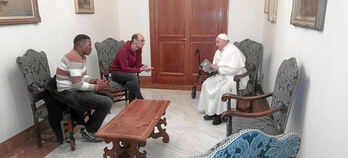 Ibrahima Balde y Amets Arzallus, con el papa Francisco en el Vaticano.