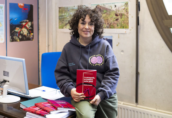 Lydia Delicado-Moratalla, profesora e investigadora de la UPNA, con el libro sobre pornografía que ha editado.