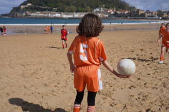 Imagen de archivo de unos menores haciendo deporte en Donostia.