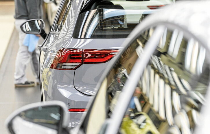 Las principales empresas de la zona euro, como las de vehículos, han paralizado sus inversiones por los aranceles de Trump.