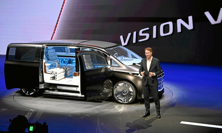 Presentación del nuevo modelo de monovolumen eléctrico que se fabricará en la factoría de Mercedes de Gasteiz.