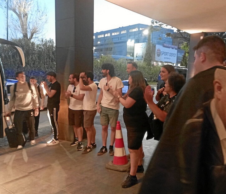 Recibimiento de la Peña Hirukoa a la expedición de Bilbao Basket.
