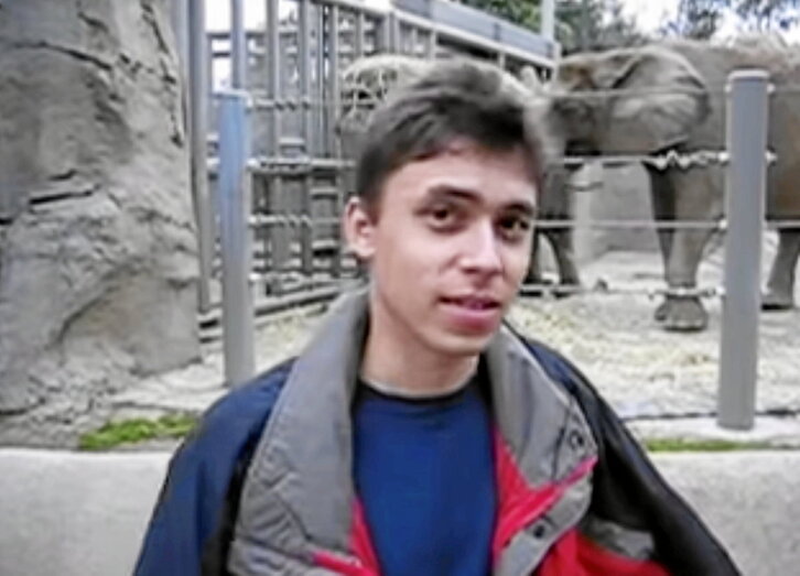 En la página anterior, Jawed Karim en una captura de pantalla de aquel primer vídeo de YouTube. Junto a estas líneas, sus compañeros Steve Chen y Chad Hurley.