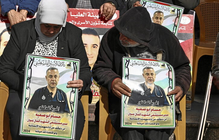 Concentración en Ramallah, Cisjordania, por la liberación del doctor Hussam Abu Safiya.