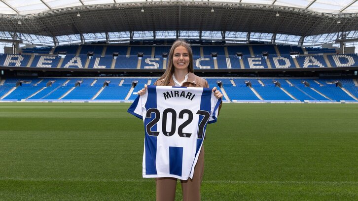 Mirari Uria posa en Anoeta tras firmar su contrato hasta 2027.