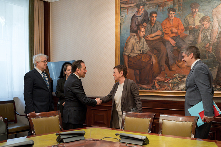 Mertxe Aizpurua eta Gorka Elejabarrieta Jose Manuel Albares ministroarekin bildu dira asteazken honetan. 