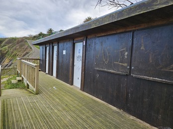 Aritzatxuko kantina eta komunak, irudian.