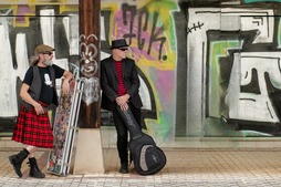 La Topadora taldea gidatzen duten Luisillo Kalandraka eta Javiero Etxeberria musikariak.