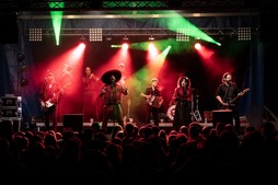 Taldea zuzeneko emanaldi batean. 