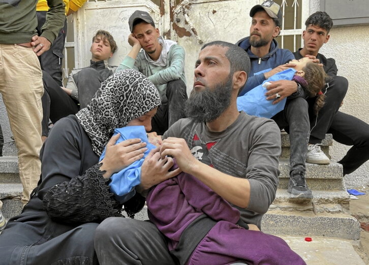 Familares lloran la muerte de las gemelas Abu Saif.