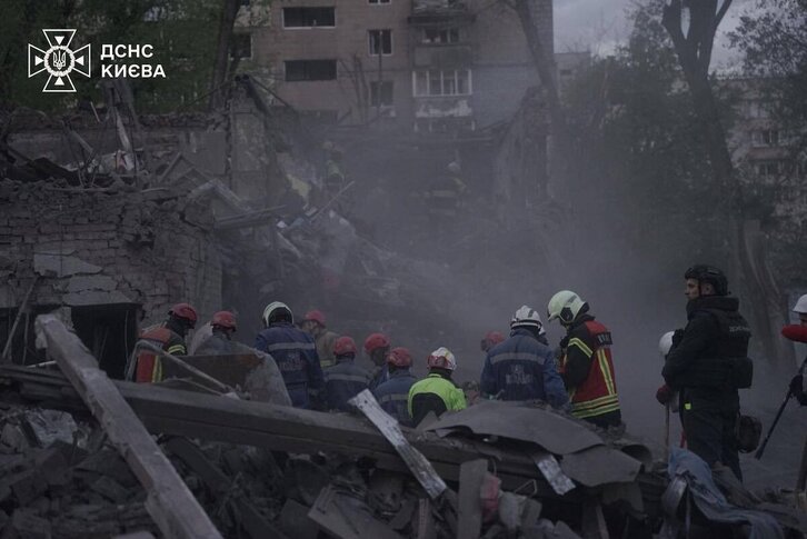 Los bomberos intervienen en un de los edificios de Kiev dañados por el ataque ruso.