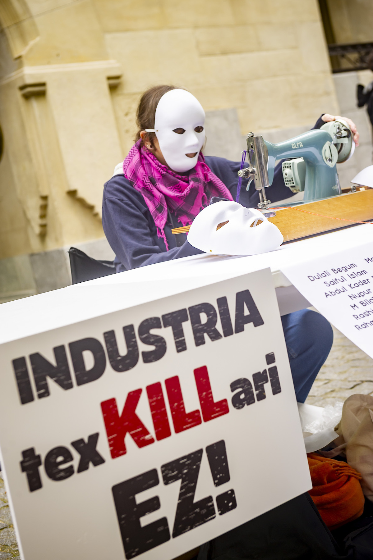 Imagen de la protesta organizada por Setem Hego Haizea y la Campaña Roja Limpia. (Jaizki FONTANEDA/FOKU) Imagen de la protesta organizada por Setem Hego Haizea y la Campaña Roja Limpia. (Jaizki FONTANEDA/FOKU)