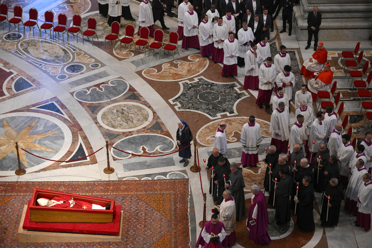 La monja Geneviève Jeanningros ante el féretro del papa Francisco, en la basílica de San Pedro.