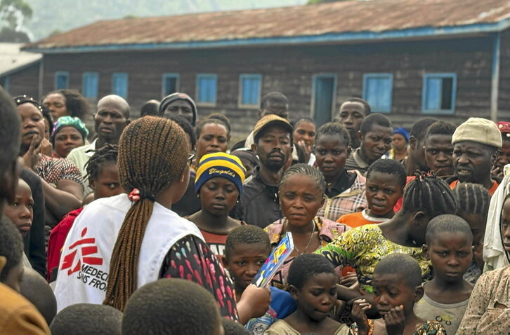 MSFko langile bat Nyabiounou eskolan, Goman, kontzientziazio kanpaina batean.