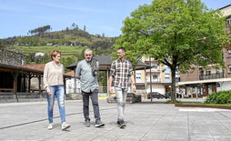 Lurdes Idoeta, Jose Luis Basterretxea eta Iñigo Manzisidor Goikolau elkarteko kideak, Berriatuan. Marisol RAMIREZ  FOKU