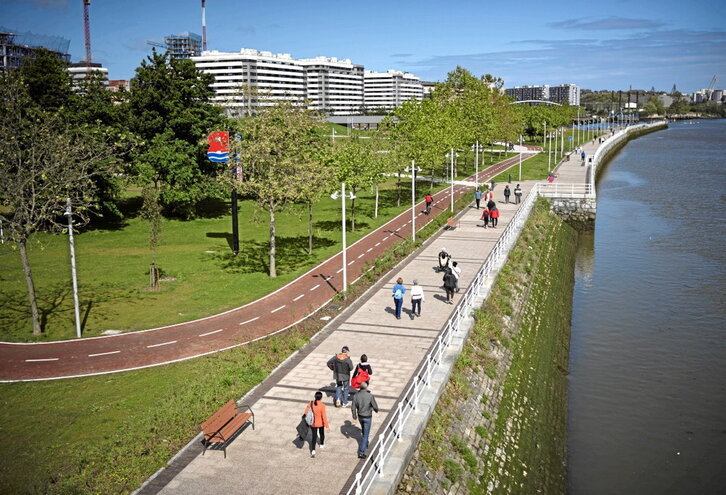 El nuevo espacio, que se extiende desde el puente de Rontegi hasta la dársena de Portu, acoge el recién reformado paseo peatonal paralelo al nuevo bidegorri, así como amplias zonas ajardinadas.