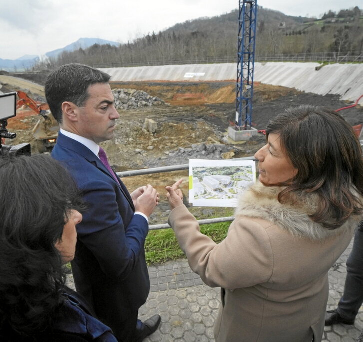 Colocación de la primera piedra en presencia del lehendakari.